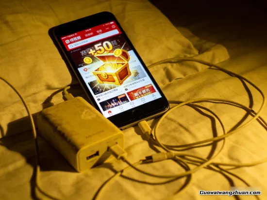 躺在沙发上刷那些没营养的短剧，到底能不能换来明天的早餐钱