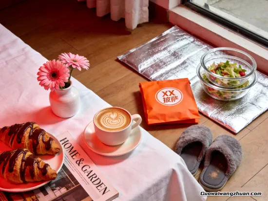 我看着朋友在小红书接广告，而我只学会了给猫P图