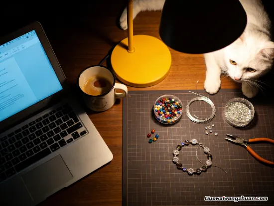 我的「斜杠」闺蜜们：搞钱这事儿，办公室女孩绝不认输！