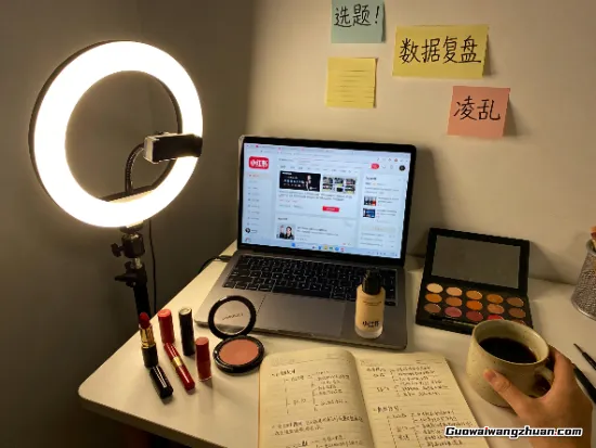 我邻居的美妆博主闺蜜，月入五万，却劝我千万别辞职