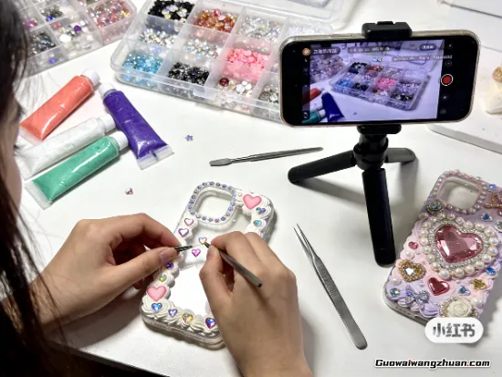 在小红书假装生活，我的表妹是怎么月入过万的