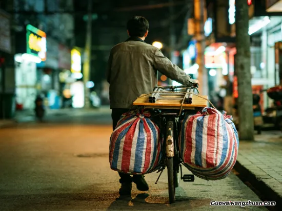 午夜地铁口，他用一袋洗衣液换你手机里的一个App图标
