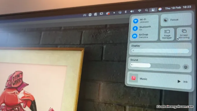 YouTuber必学技巧：如何用一台电视模拟价值百万的演播室